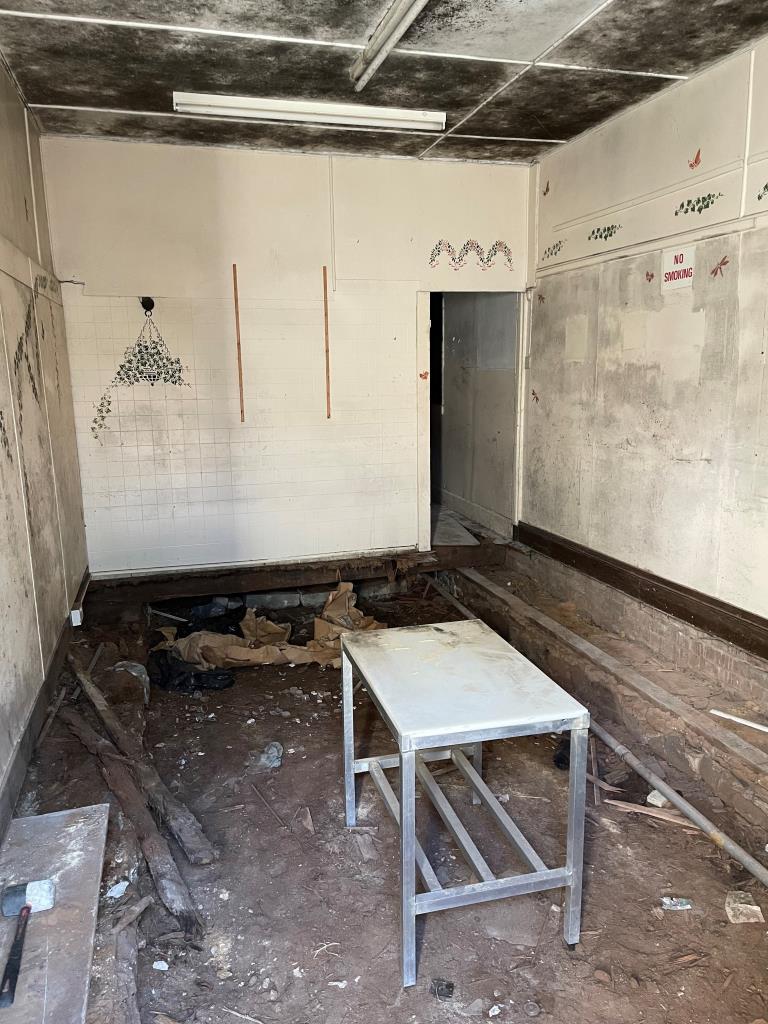 Lot: 27 - COMMERCIAL PROPERTY WITH POTENTIAL - Ground floor room